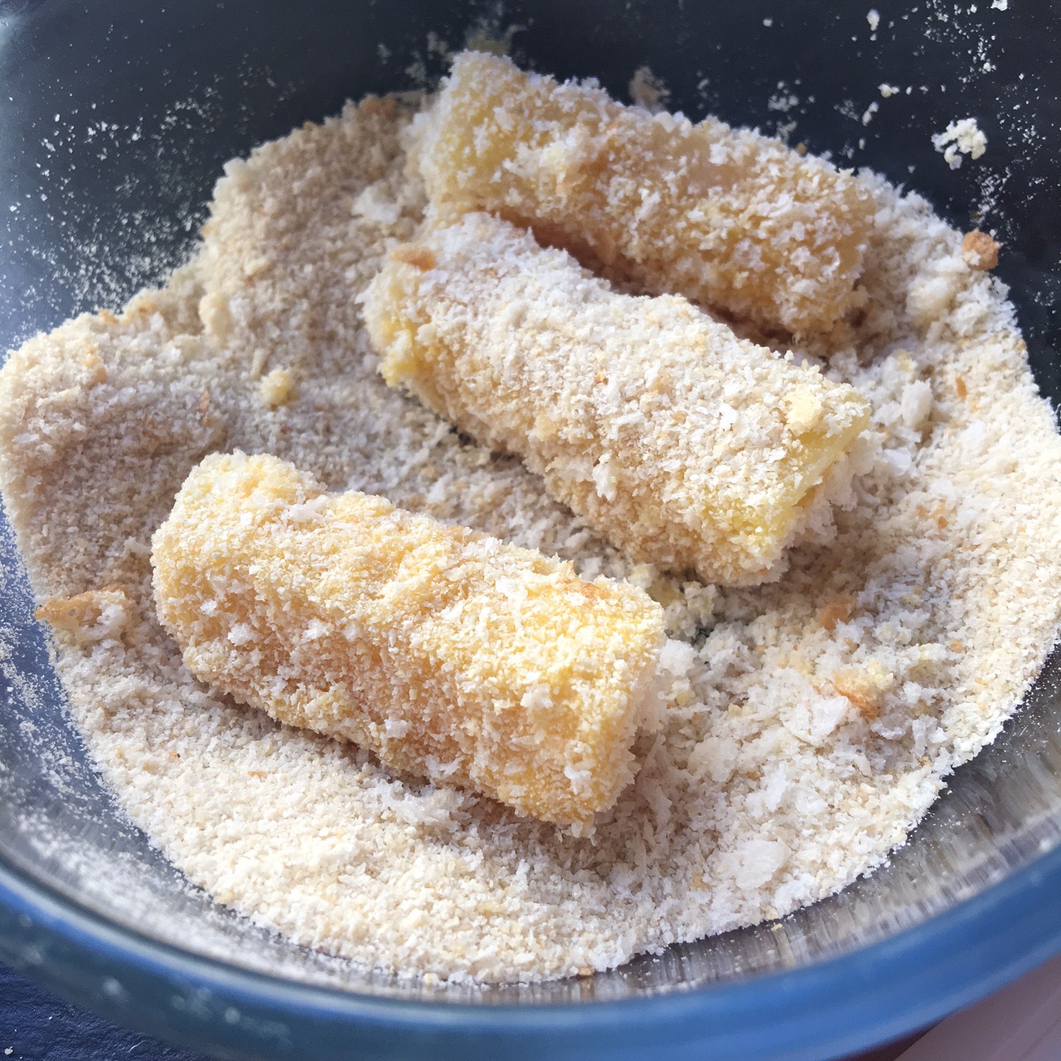 Queso frito con ensalada de cerezas