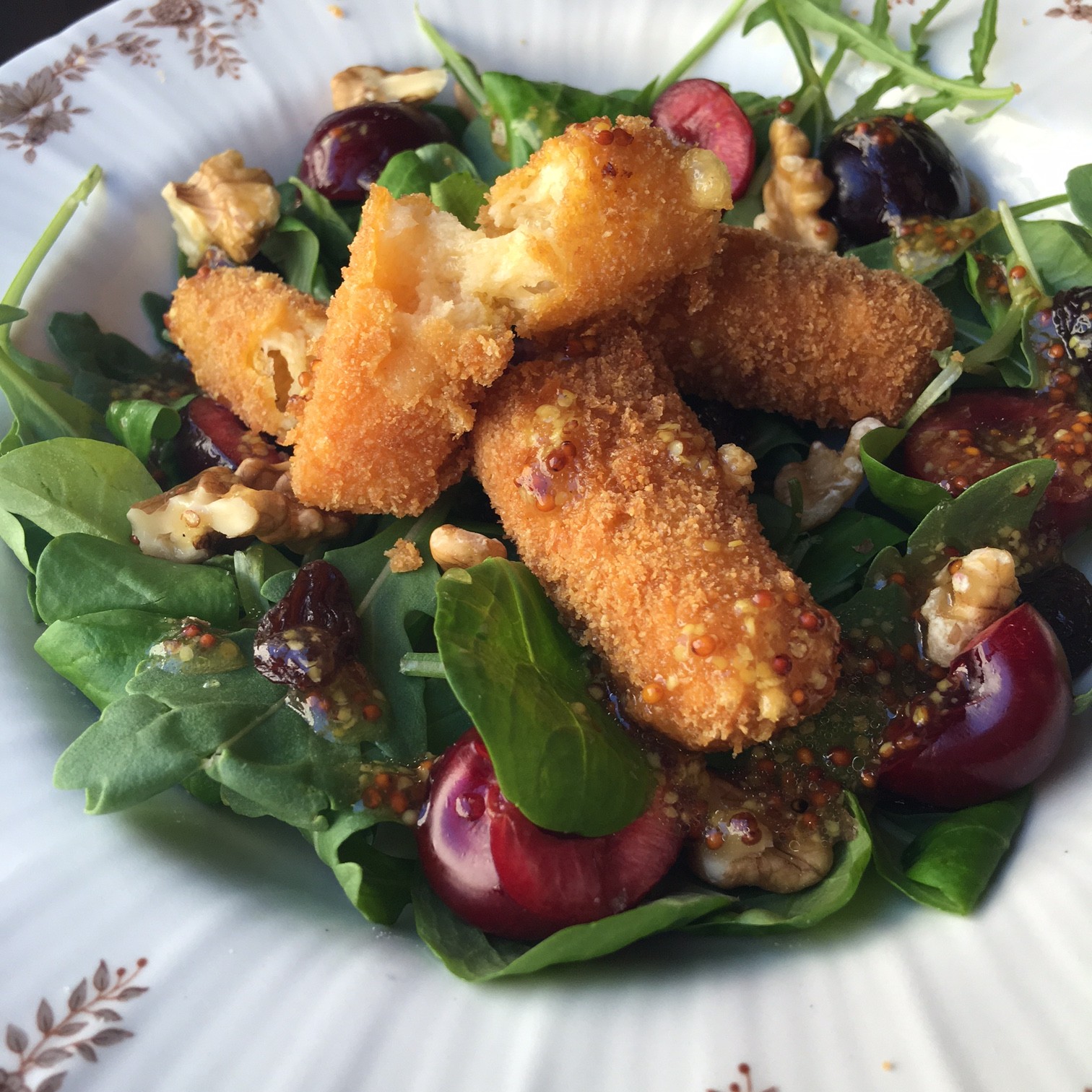 Queso frito con ensalada de cerezas