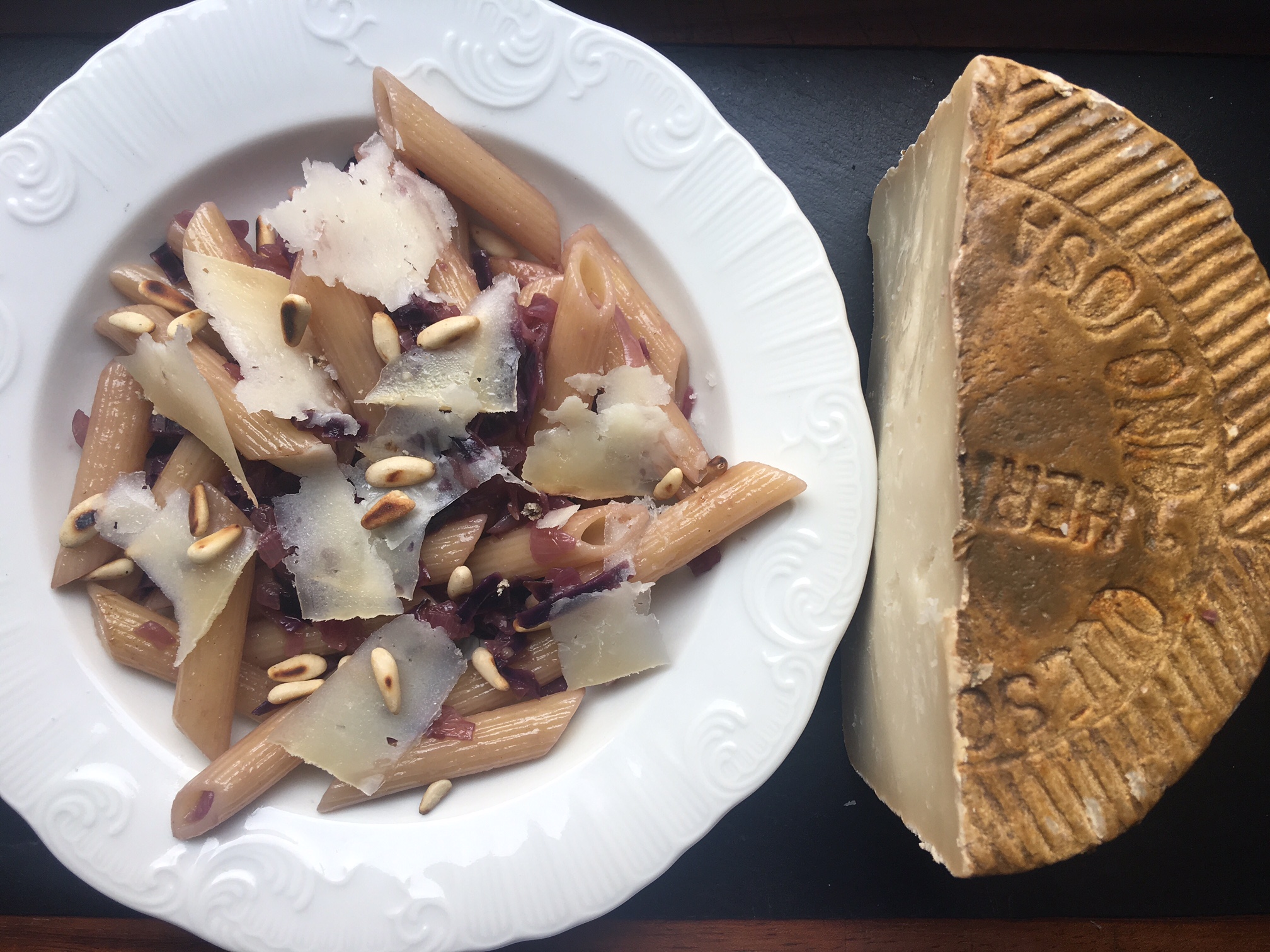 Receta de Pasta con lombarda, piñones y queso Hinojosa