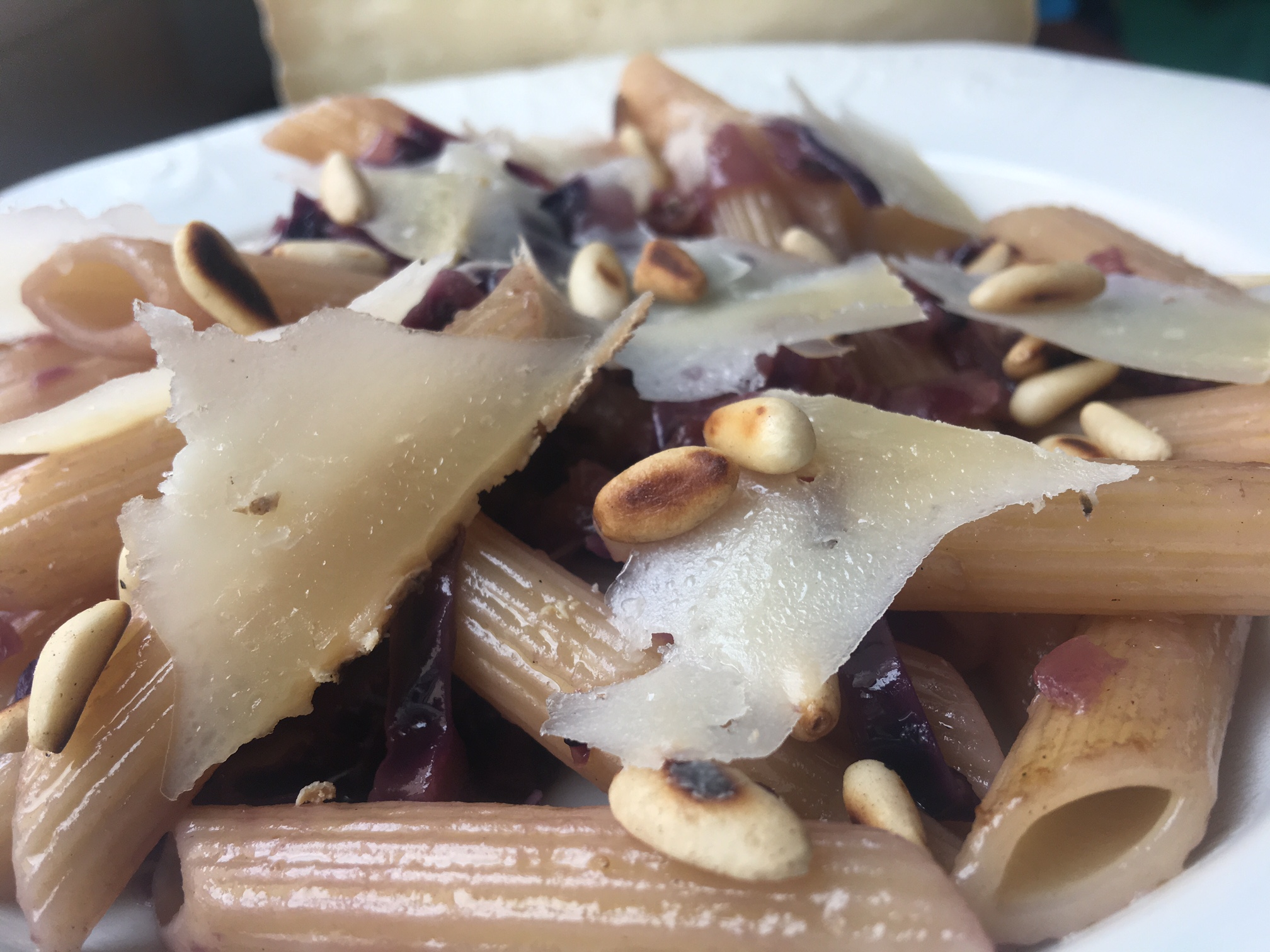 Receta de Pasta con lombarda, piñones y queso Hinojosa