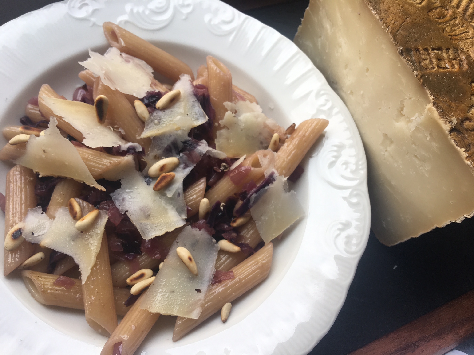 Receta de Pasta con lombarda, piñones y queso Hinojosa