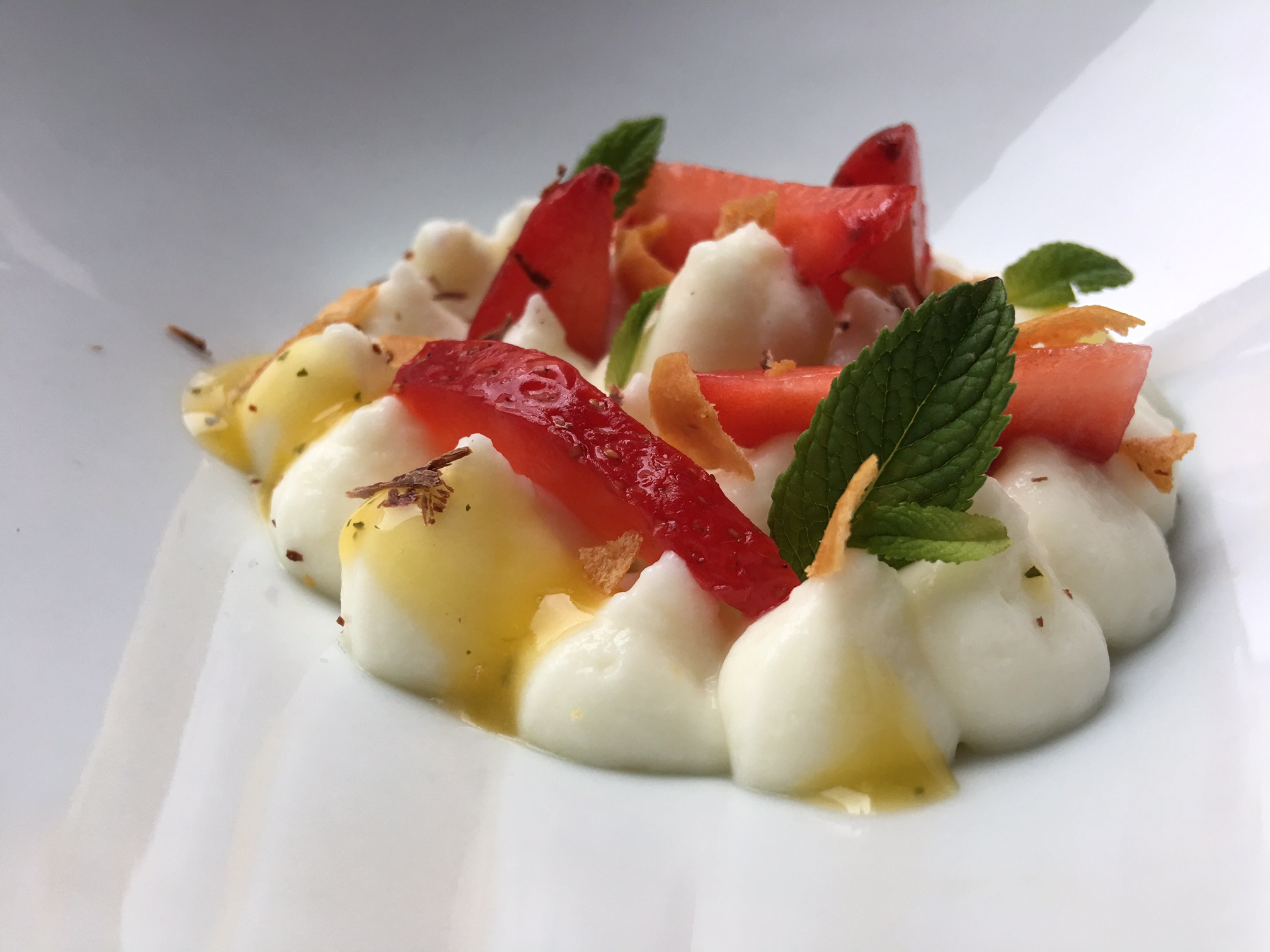 Crema de queso con mango y fresas