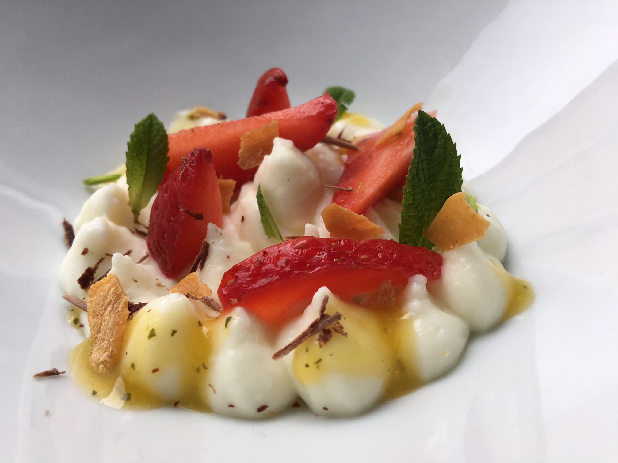 Crema de queso con mango y fresas