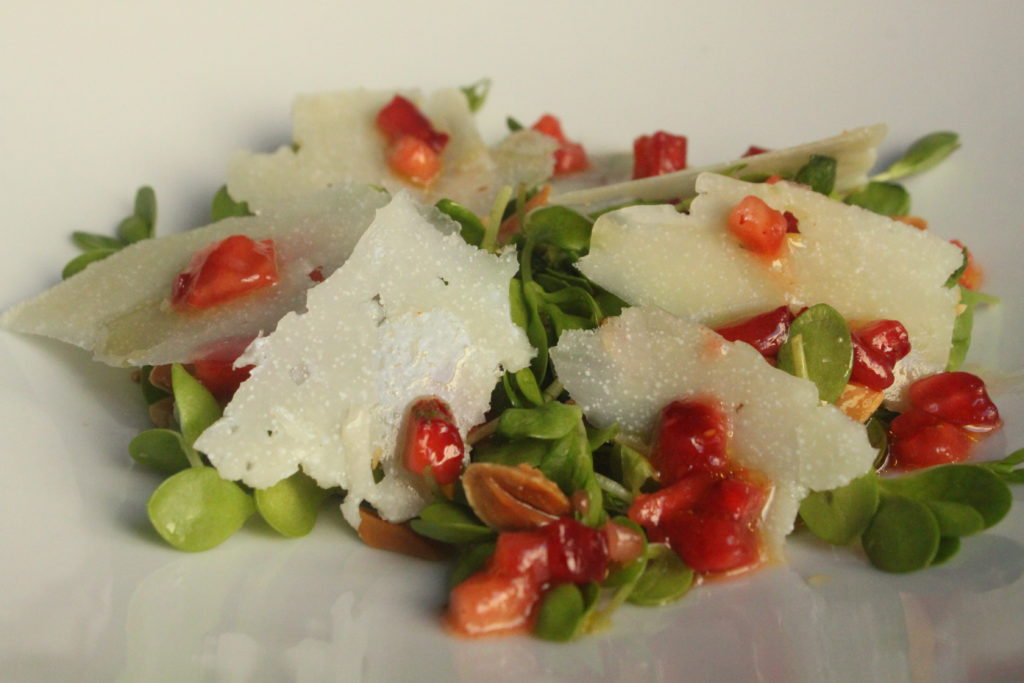 de Ensalada de regachal con Queso de Hinojosa y fresas