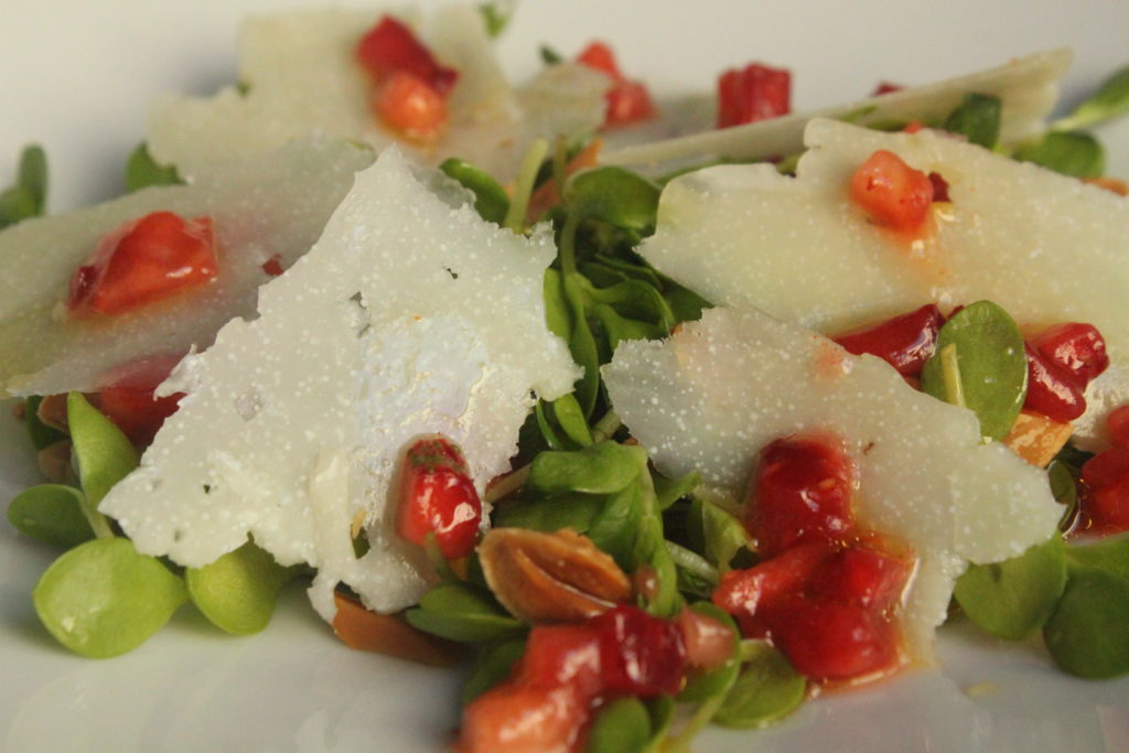 Ensalada de regachal con Queso de Hinojosa y fresas